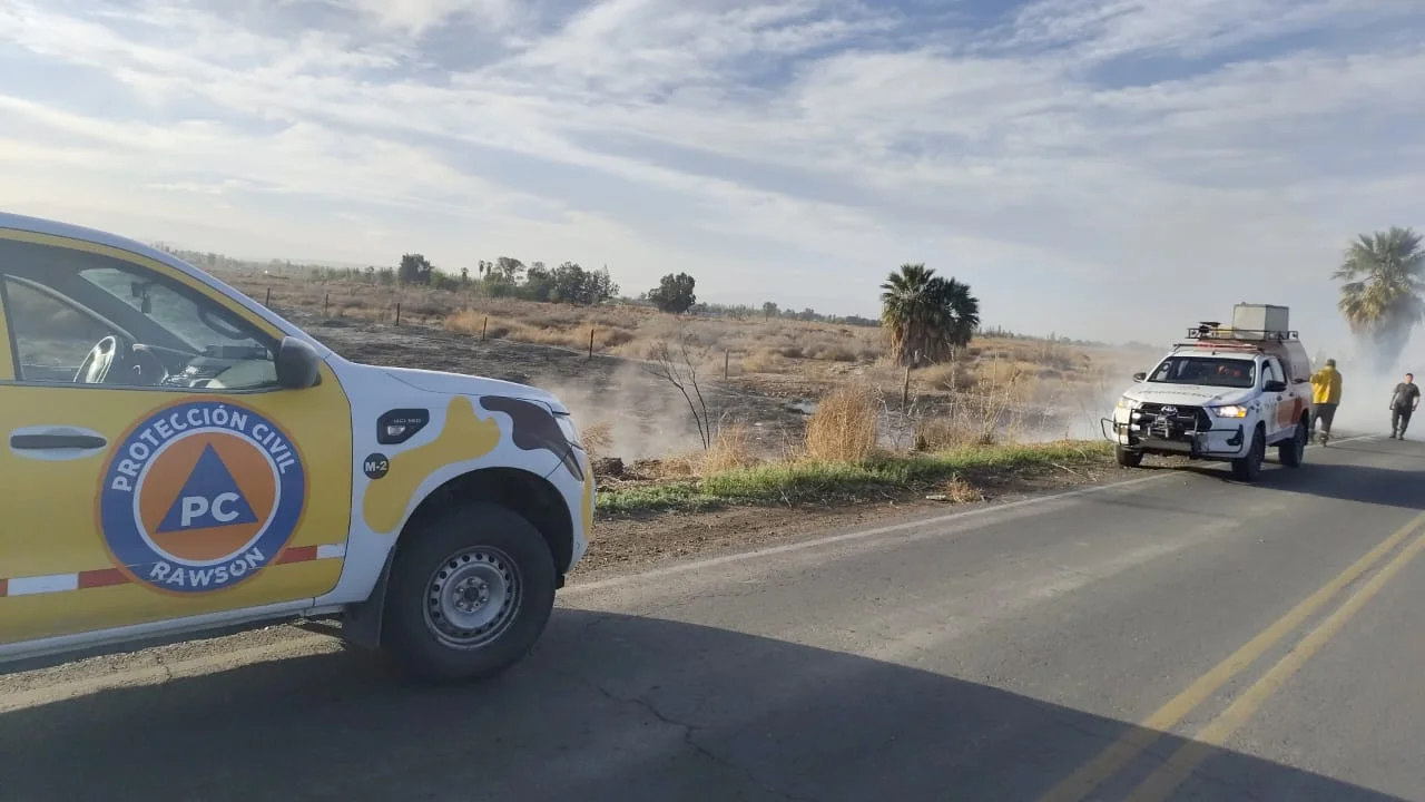 Máxima precaución en Médano de Oro: combaten focos de incendio y piden no encender fuego ante el Zonda